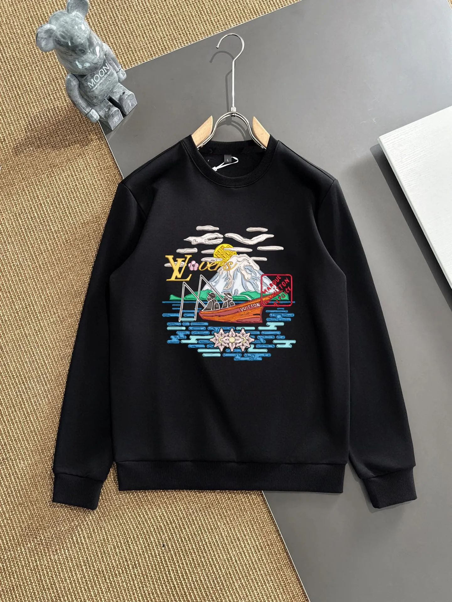 🅿️380 direct batch [LV Louis Vuitton] (Fat Man Gospel) hot-selling suit is coming. Focus on the original version of the official website. 2025 new hot-selling sweatshirt suit. The original order is the best. 🇭🇰The meticulous work of top designers. Just for a fitting and perfect upper body effect. 100% natural high-quality Roman cotton, close-fitting comfort, noble and elegant! Original hardware embodies elegance and nobility! Counter size: M-5XL (maximum wear up to 220 pounds)